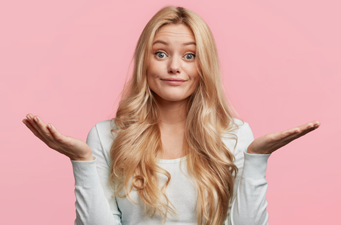 Wir bieten den S-Pap kostengünstig im Shop an. Anders wäe es nicht möglich. Unser Anliegen: Sichere Vorsorge muss bezahlbar sein. Damit der Preis günstig bleibt, verzichten wird auf teure Marketing- und Vertriebskosten. Ärztin vor hell-lila Hintergrund mit langen gelockten blonden Haaren im weißen Kittel und Stethoskop, die ihre geöffneten Hände in Schulterhöhe nach rechts und links von sich streckt und die Geste ausdrückt: "Das ist unsere Entscheidung, tut uns leid, das wir davon nicht abweichen".