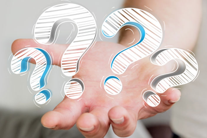 Die Plattform IGeL-Ärger bestätigt und stützt die Aussagen des IGeL-Monitors, um zusätzliche Leistungen von Ärzten zu verteufeln. Die Kosten des "IGeL-Ärger" werden von der Politik bezahlt. Ausgestreckte offene Hand mit vier gezeichneten weißen Fragezeichen.